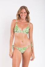 Load image into Gallery viewer, Model Front: Rio De Sol Set Set Flow Tri-Fixo Lacinho