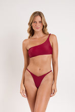 Load image into Gallery viewer, Model Front: Rio De Sol Top Top Touch-Carmim Isadora