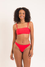 Load image into Gallery viewer, Model Front: Rio De Sol Set Set Rouge Bandeau-Reto Nice-Fio
