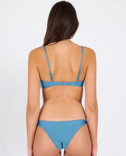 Load image into Gallery viewer, Image 06: Rio De Sol Set Set Shimmer-Baltic-Sea Bandeau-Knot Essential
