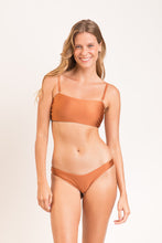 Load image into Gallery viewer, Model Front: Rio De Sol Set Set Nocciola Bandeau-Reto High-Leg

