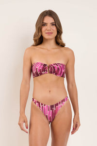 Model Front: Rio De Sol Set Set Shade Sara Mia