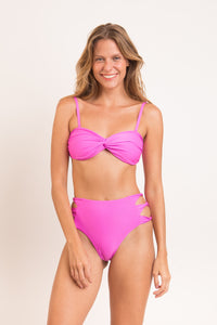 Model Front: Rio De Sol Set Set Vita-Pink Twist Highwaist-Spin